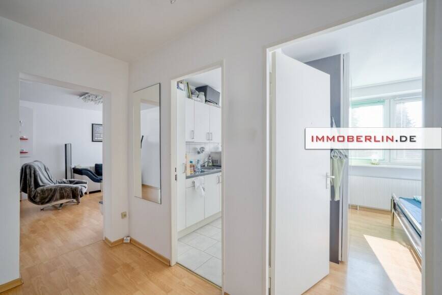 IMMOBERLIN.DE - Sehr attraktive Wohnung mit Sonnenbalkon & Pkw-Stellplatz in ruhiger Lage – Berlin – Vorschaubild 2