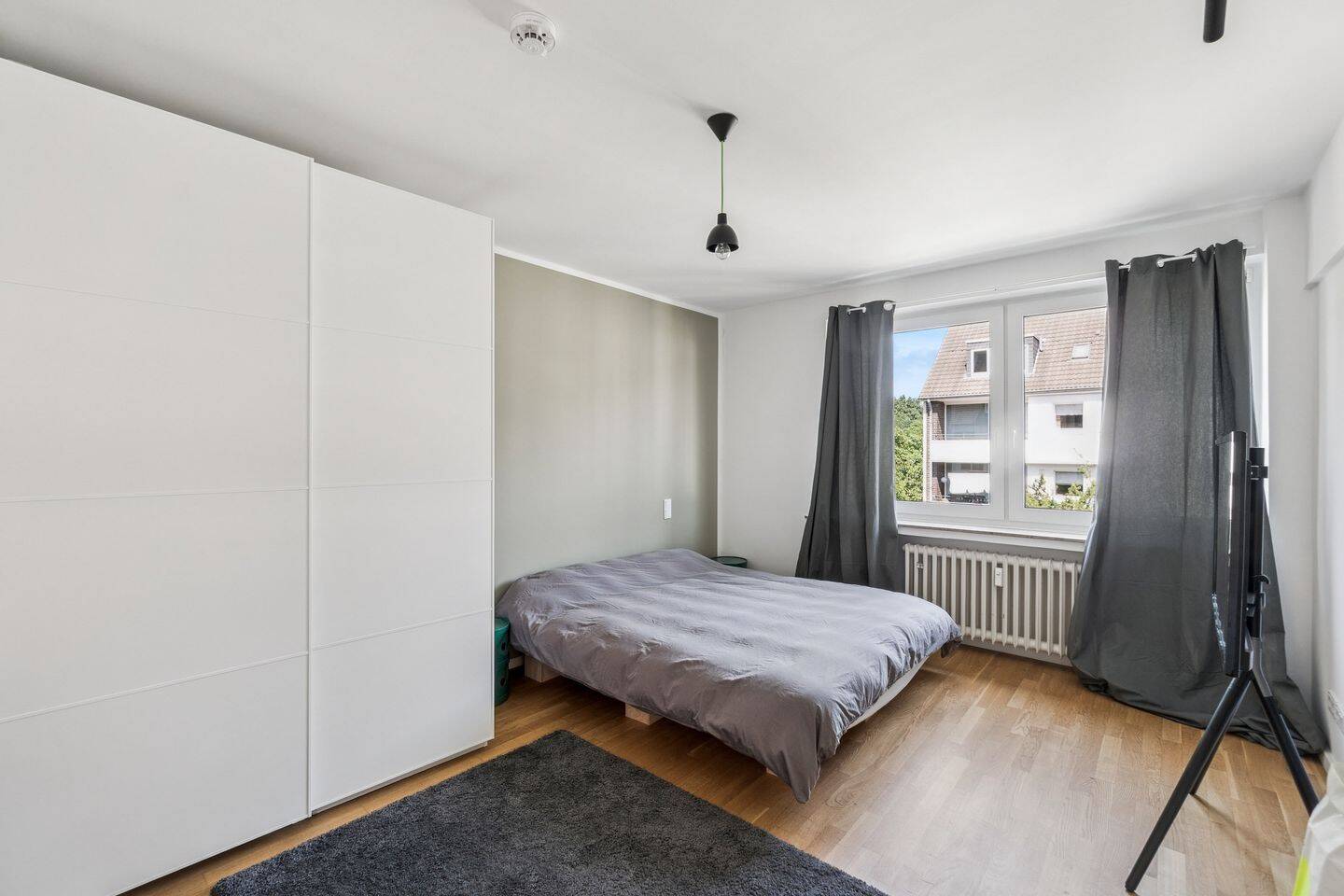 Top Lage: Exklusive 3,5 Zi.-Wohnung mit hochwertiger EBK, 2 Bädern u. Sonnenbalkon – Düsseldorf – Vorschaubild 4