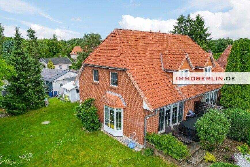 IMMOBERLIN.DE - Wunderbares Haus mit Südwestgarten in familienfreundlicher Lage – Velten – Bild 1 von 9