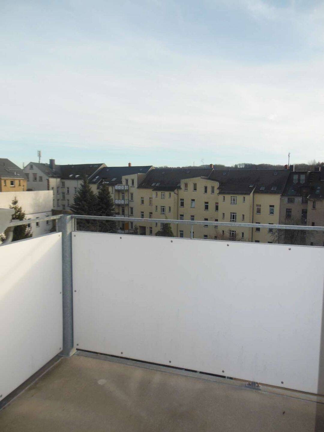 Toller Balkon an der Küche - Laminat - Tageslichtbad mit Badewanne – Chemnitz – Vorschaubild 9