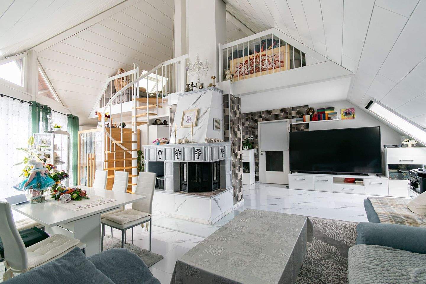 Maisonette-Wohnung mit Empore, Dachterrasse und beeindruckender Berg- und Seesicht! – Tettnang – Vorschaubild 2