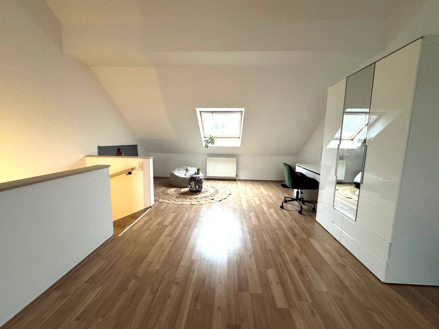Besonderes Reihenmittelhaus mit außergewöhnlichen Dachstudio, EBK und Stellplatz – Magdala – Vorschaubild 6