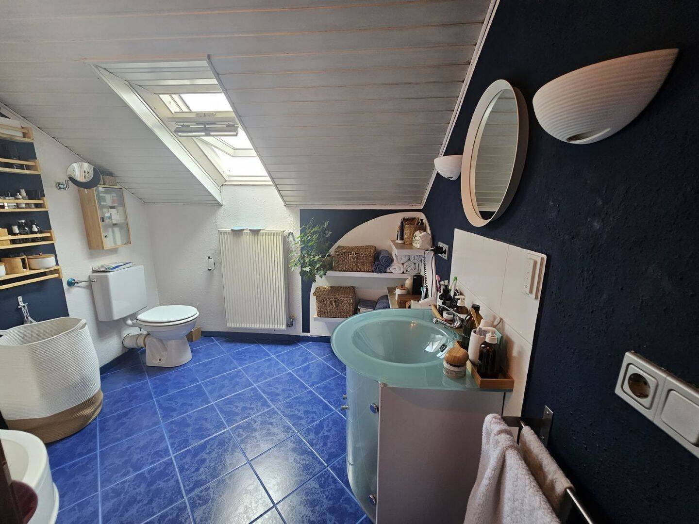 **Freistehendes Mehrgenerationenhaus mit DG Studiowohnung: 2 EBK- 2 Bäder- 2 Garagen- auf sonnigem Grundstück!!** – Neresheim – Vorschaubild 3
