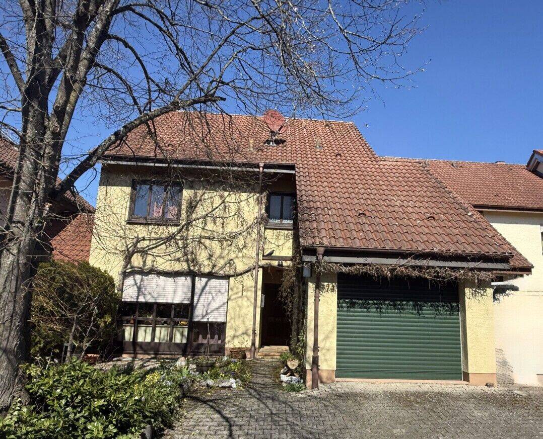 GERÄUMIGES EINFAMILIENHAUS MIT GARTEN UND GARAGE IN STADTNAHER LAGE