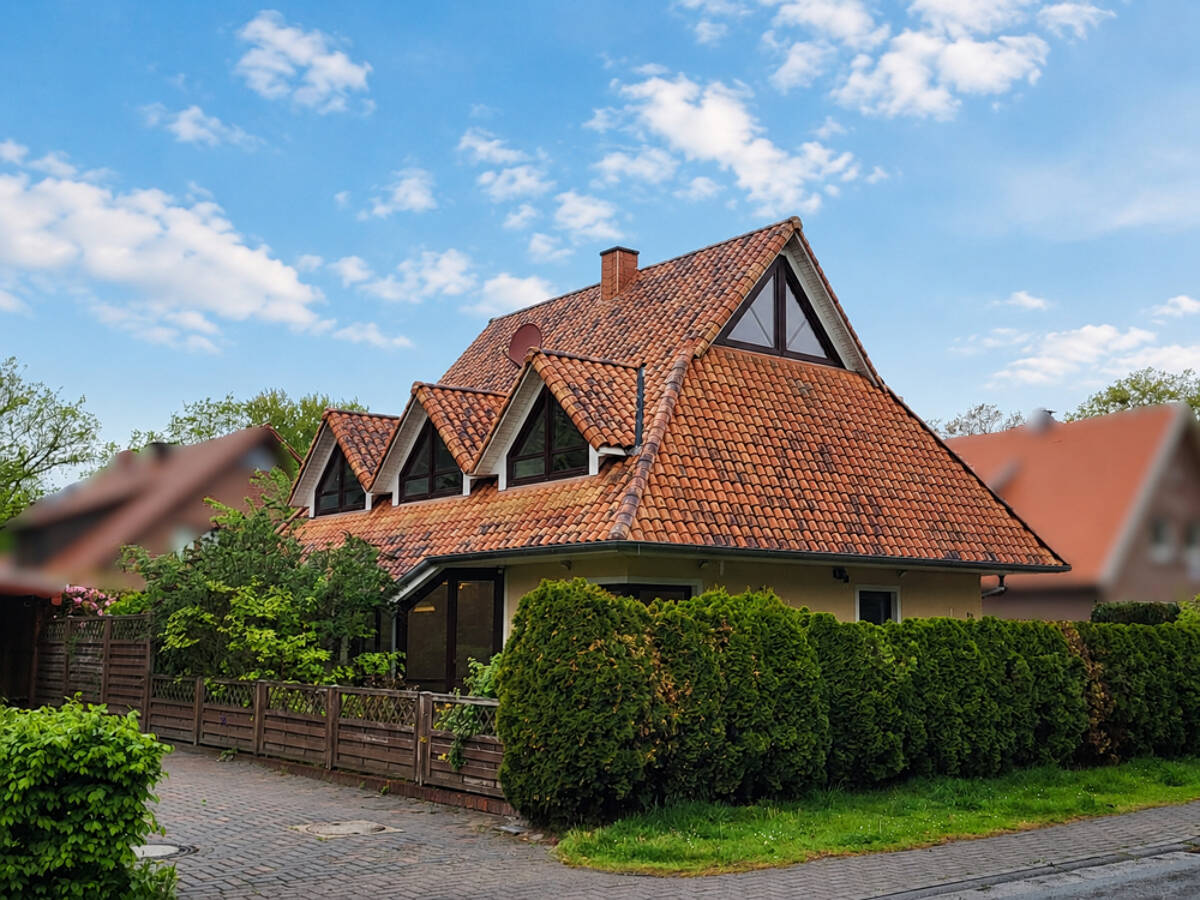 Attraktives Einfamilienhaus mit ausgebautem Spitzboden und offenem Wohnkonzept – 26125 Oldenburg – Bild 1 von 9