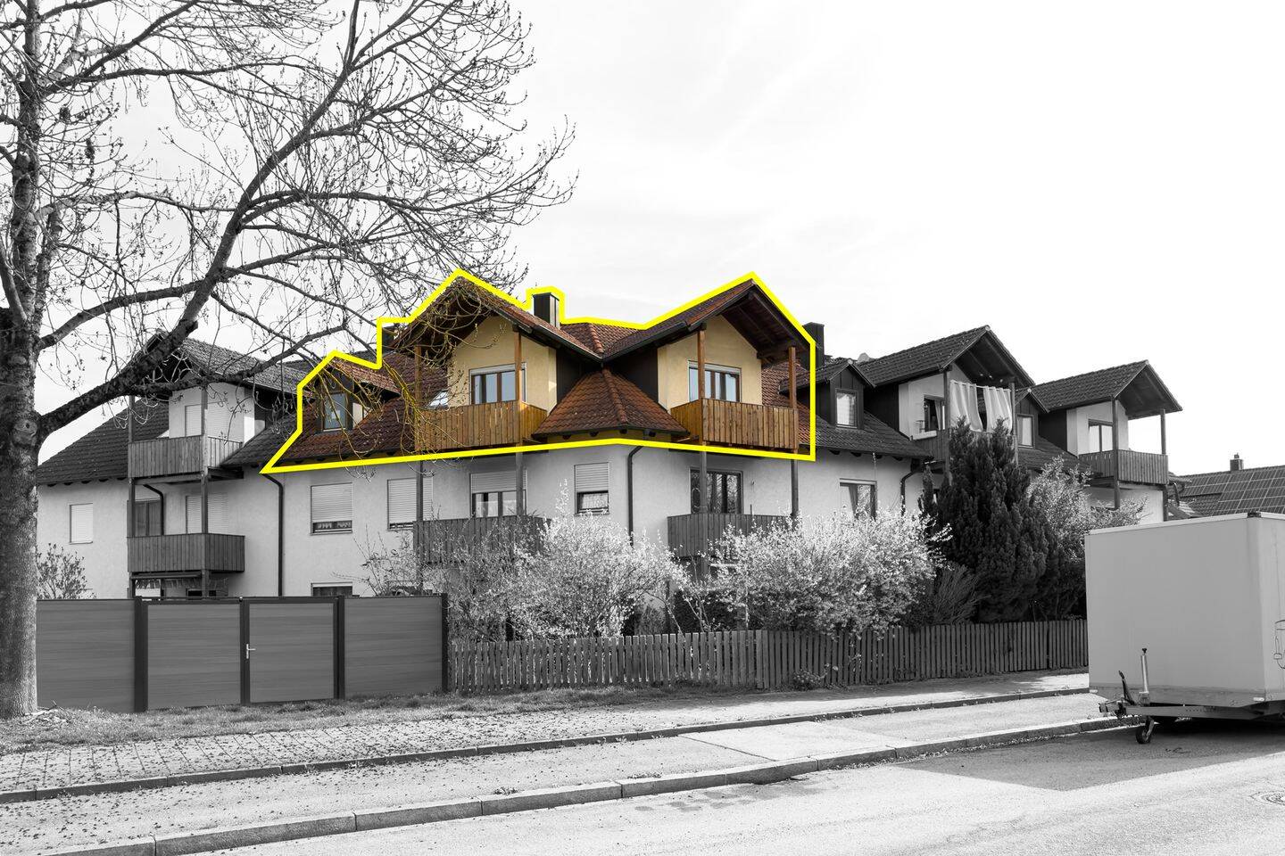 Renovierungsbedürftig aber sofort verfügbar! 3-ZKB im Dachgeschoss, zwei Balkone, Garage und Keller! – Ingolstadt – Vorschaubild 2