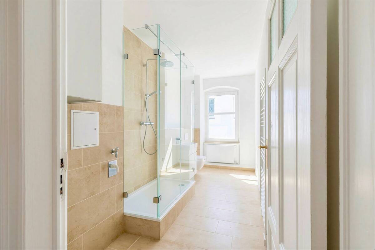 3-Zimmer-Altbaujuwel in Berlin-Mitte | Erstbezug nach umfassender Sanierung & außergewöhnlichem Bad – 10115 Berlin – Bild 1 von 9