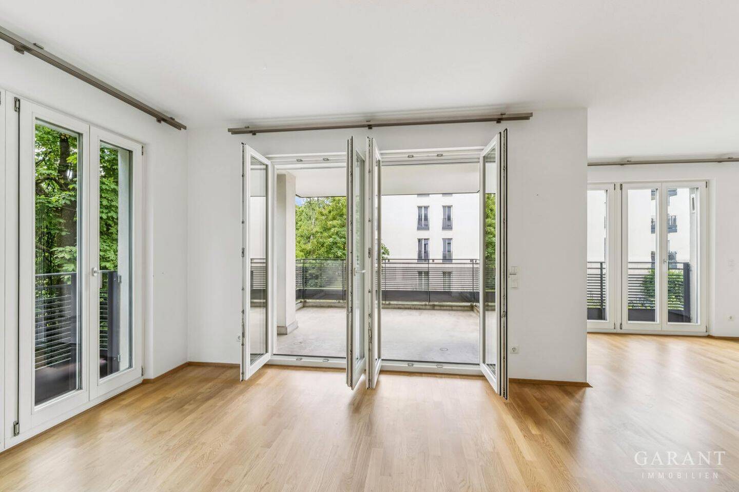 Moderne 4 Zimmer-Wohnung mit Süd/West-Loggia direkt am Park – München – Vorschaubild 3