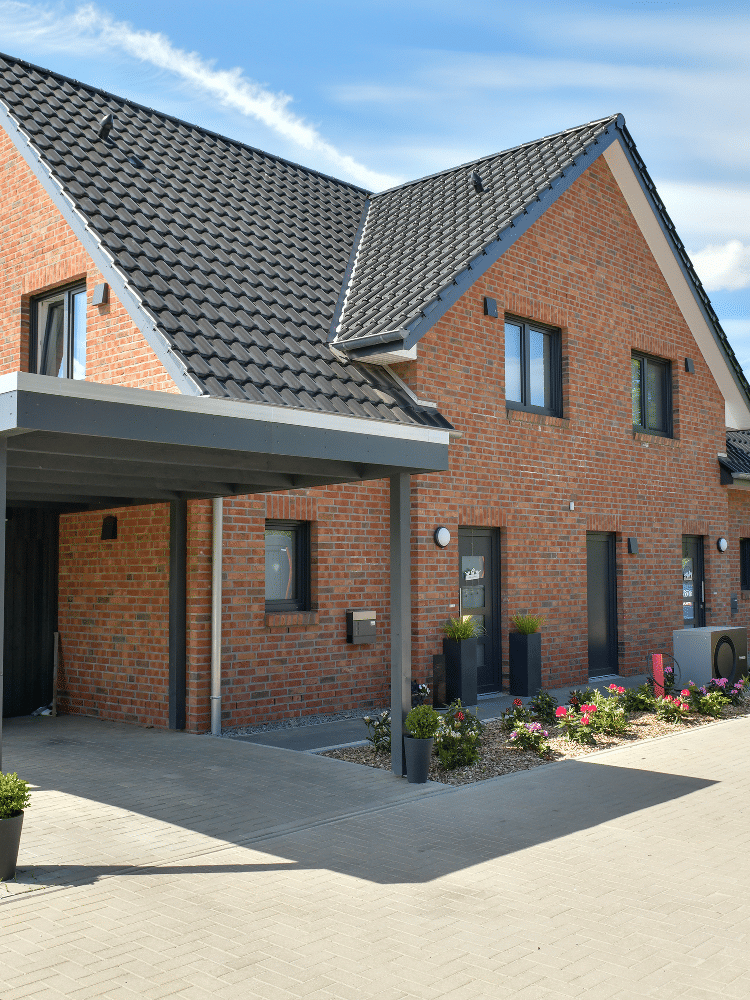 Moderne Neubau-Doppelhaushälfte mit Gartenanteil und zwei Stellplätzen