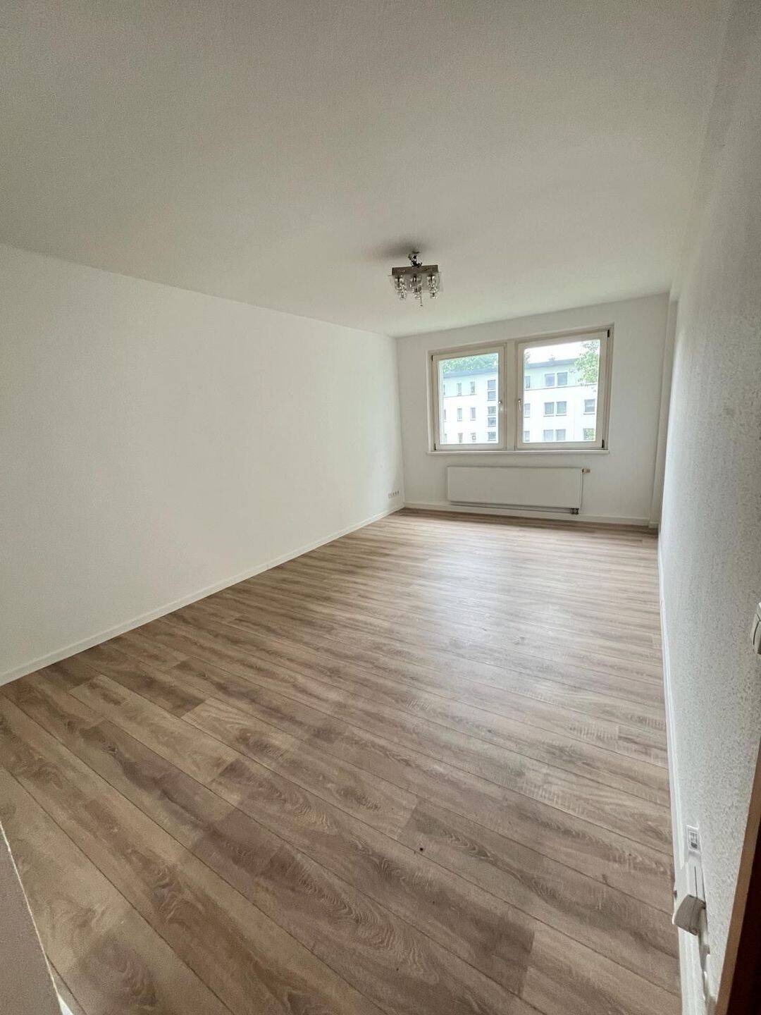 2 Raum Wohnung, Bad mit Wanne und Fenster in Gablenz, Nähe Versorgungszentrum – Chemnitz – Vorschaubild 6