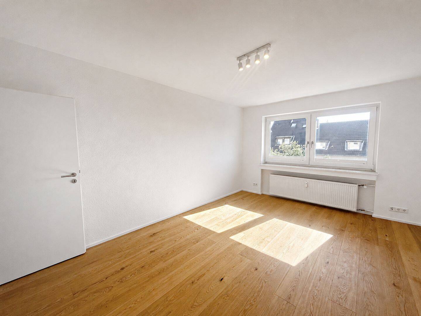 Wunderschöne Zwei-Zimmerwohnung mit großem Balkon und hochwertiger Ausstattung inkl. Außenstellplatz – Düsseldorf – Vorschaubild 2