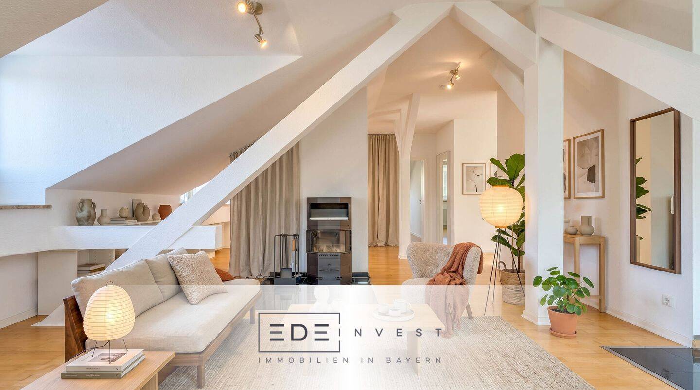 Lichtdurchflutete Dachgeschosswohnung im Loftstil mit Altbaucharme