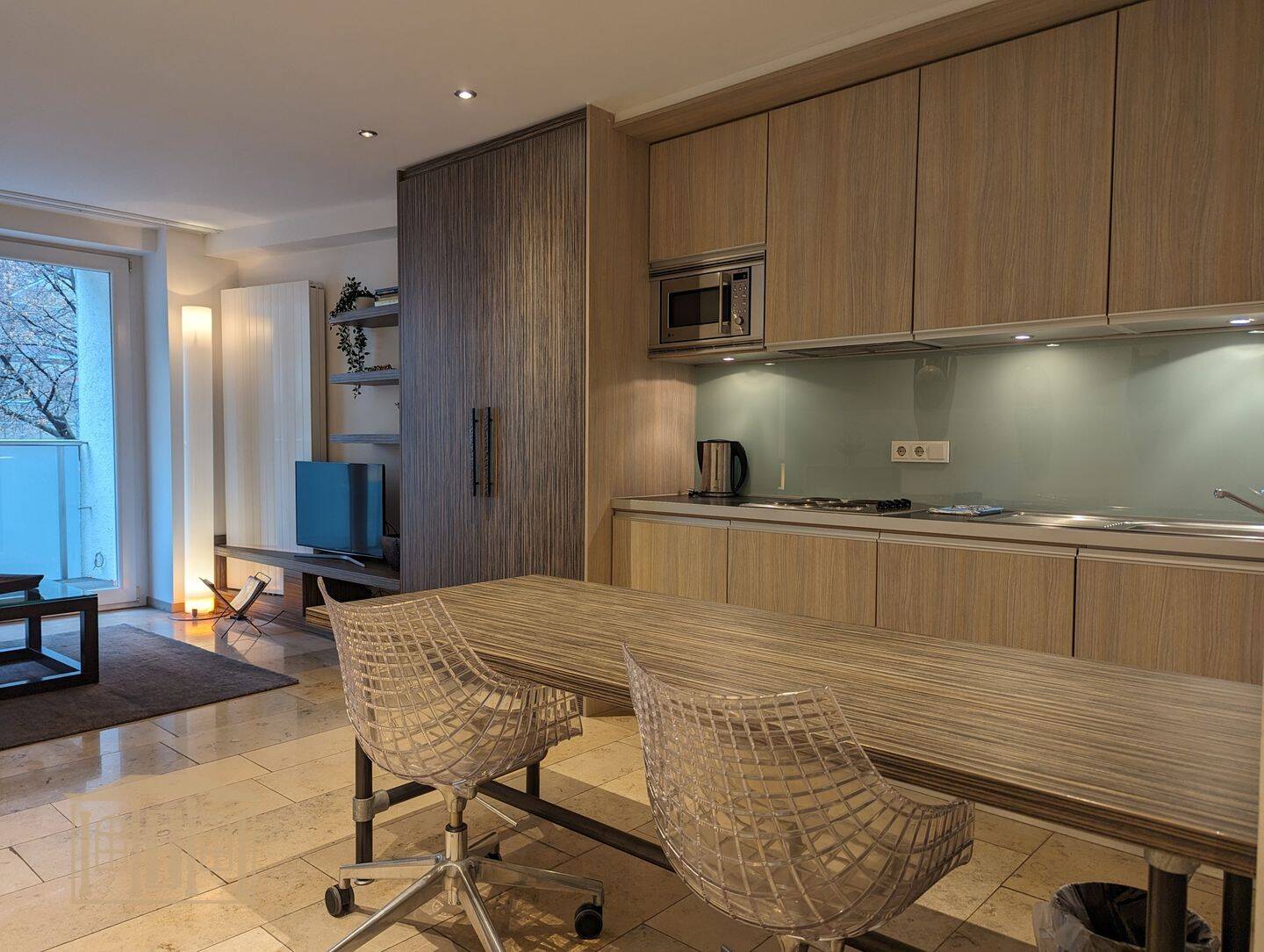 Fully Furnished / All-in: Exklusives Art-Apartment mit City-Balkon im Zentrum – Düsseldorf – Vorschaubild 3