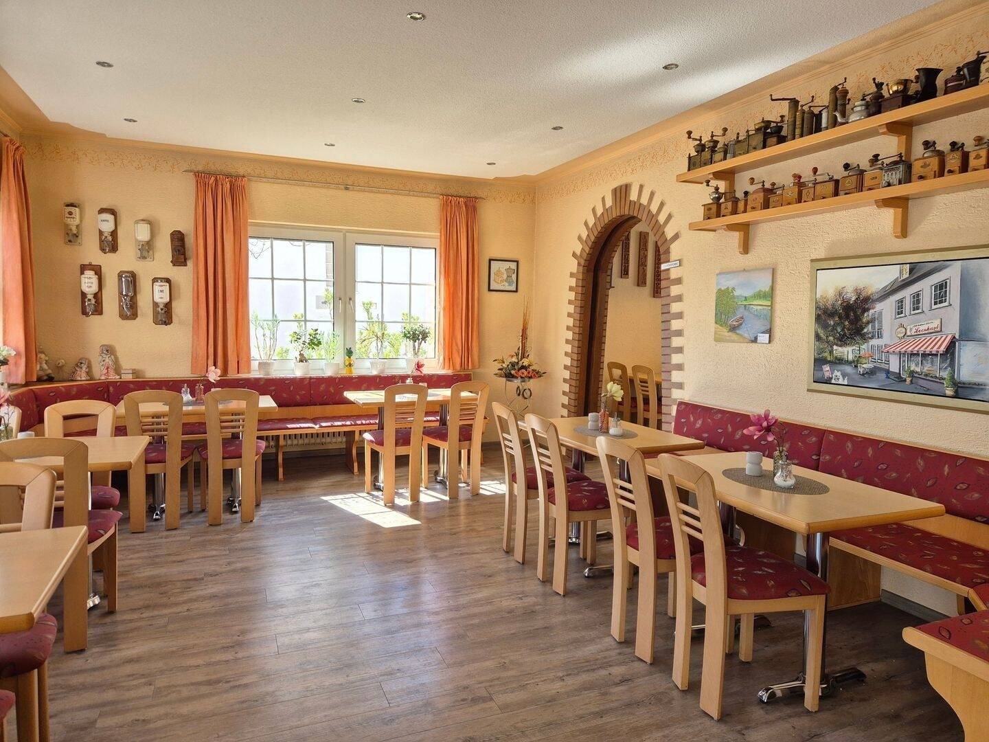 530 m² Wohn- und Gewerbefläche I 2 Wohnungen I Café & Backstube I Doppelgarage – Großlittgen – Vorschaubild 5