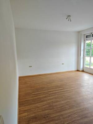 Frisch renovierte 65 m² Erdgeschosswohnung mit Terrasse, Tiefgarage & Keller in Langenbach – 85416 Langenbach – Vorschaubild 3