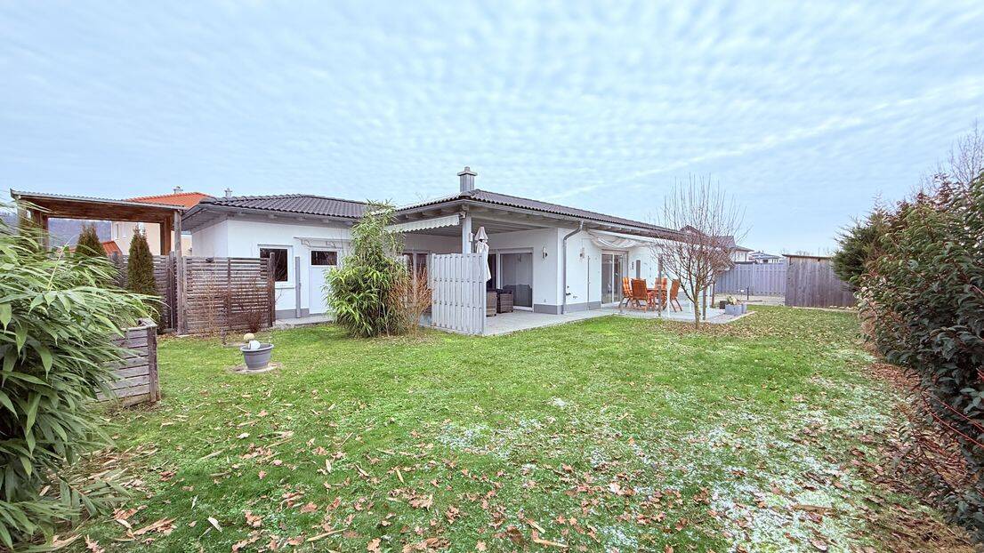 ... AIGNER - Wohnen auf einer Ebene: neuwertiger, ästhetischer Bungalow für gehobene Ansprüche ... – Ering – Bild 1 von 9