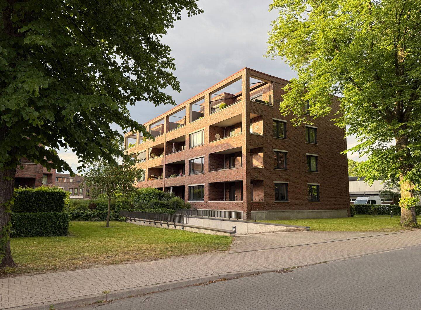 PROVISIONSFREI  Dachgeschosswohnung im Herzen Halstenbeks, große Loggia, Aufzug, Tiefgarage