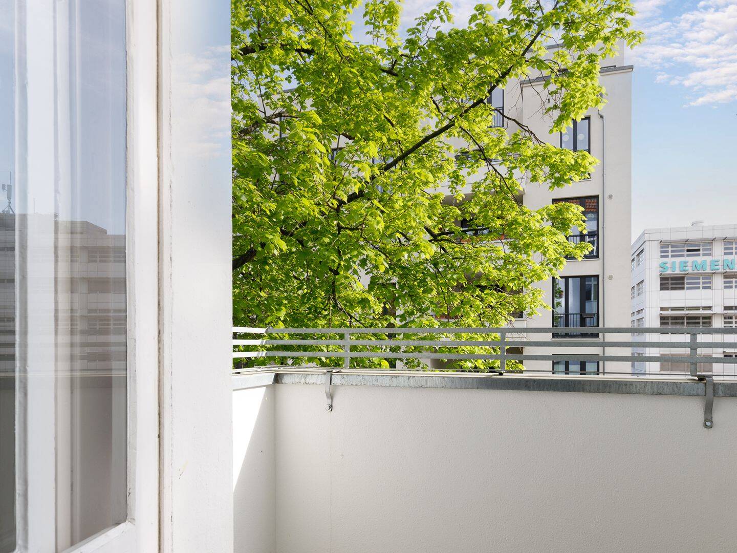 Live & Unwind - Großzügige Altbauwohnung mit Balkon zwischen buntem Kiezleben und ruhiger Naturlage – Berlin – Vorschaubild 2