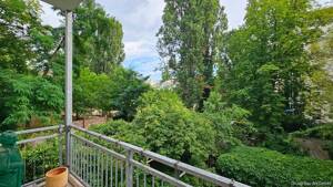 3 Zimmer auf 40 m²! Ruhige, sanierte Altbauwohnung mit großem Balkon in westlicher Ausrichtung