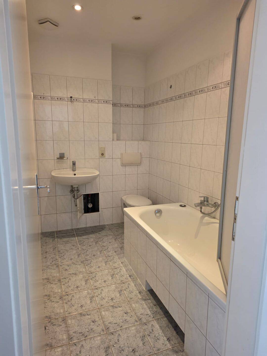 gepflegte 4-Raum-Wohnung in der Bahnhofsvorstadt mit 2 Bädern und Balkon – Stendal – Vorschaubild 7