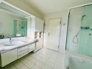 Edle modernisierte Wohnung mit Grünblick, Garten, Garage und Stellplatz – 88250 Weingarten – Vorschaubild 6