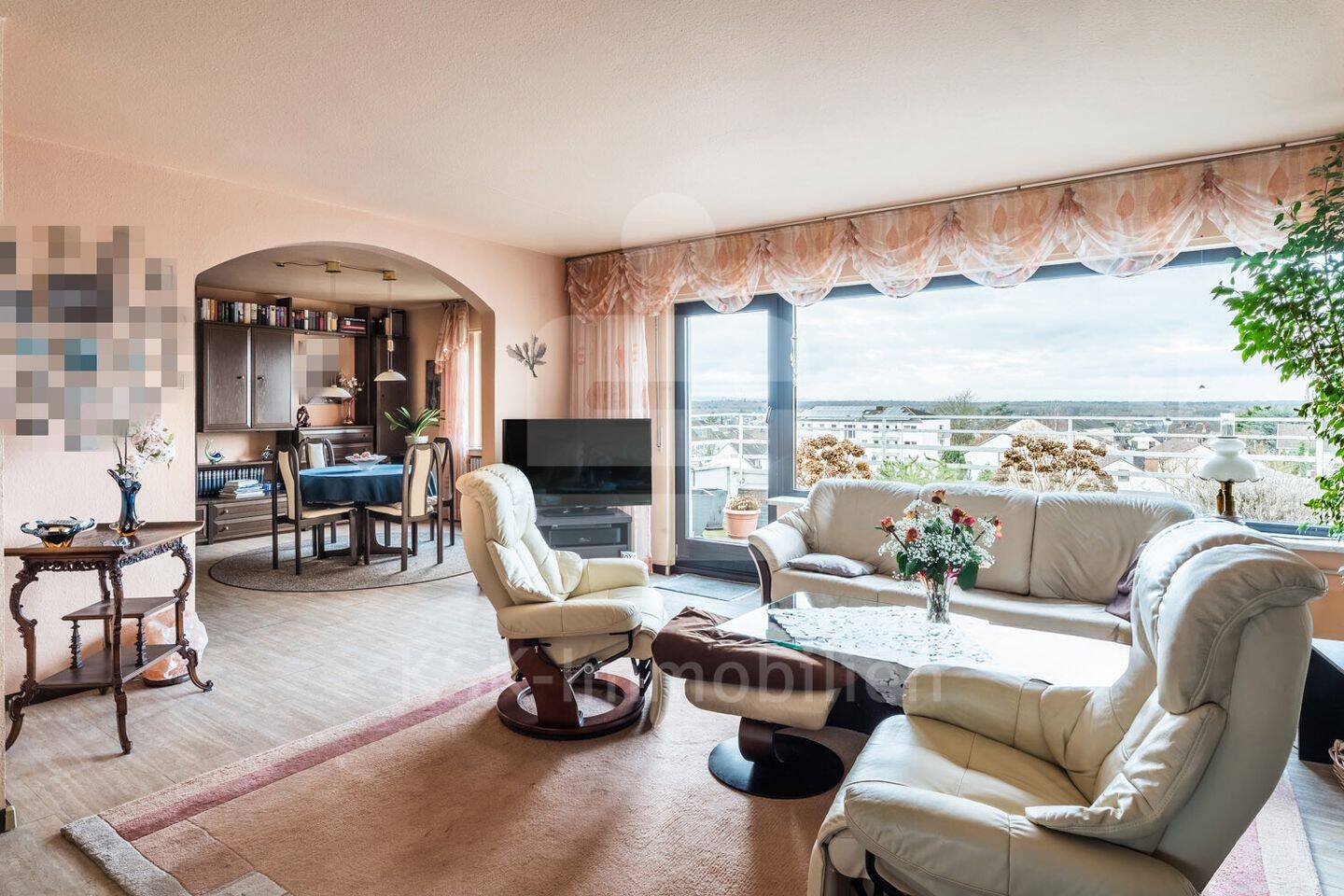 Wohnung mit Westbalkon, Fernsicht und Garage.