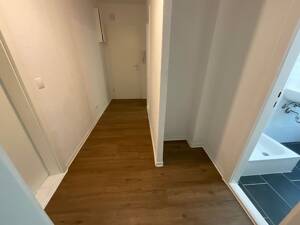 Frisch renovierte 2 Zimmer-Wohnung mit Tageslichtbad und Dusche – 23730 Neustadt in Holstein – Vorschaubild 3