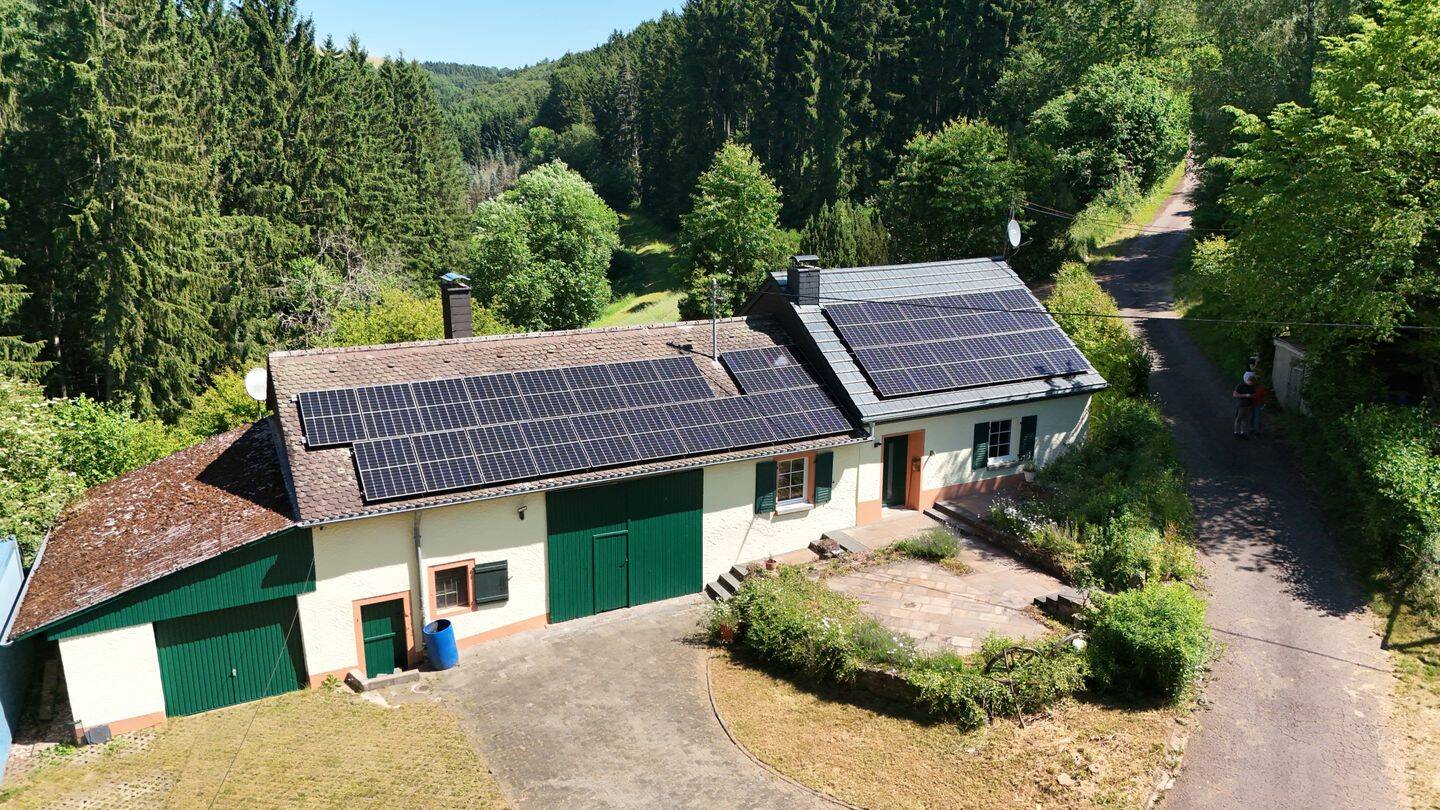 Seltenes Juwel, in einmaliger Alleinlage mitten im Wald, autarkes Einfamilienhaus mit Nebengebäuden und ein gemütliches Holzhaus auf großem Grundstück – Seffern – Vorschaubild 3