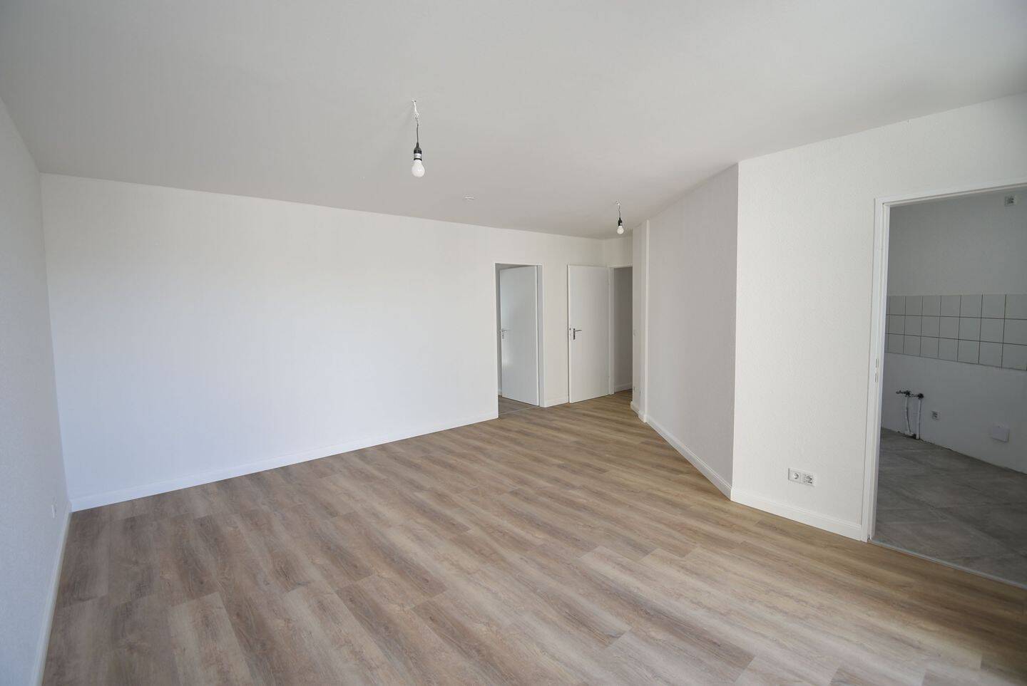 WBS erforderlich! Renovierte 3-Zimmer-Altbau-Whg mit Balkon