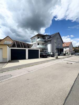 Neuwertige helle 2,5 Zimmer Dachgeschosswohnung mit 2 Stellplätzen und Balkon