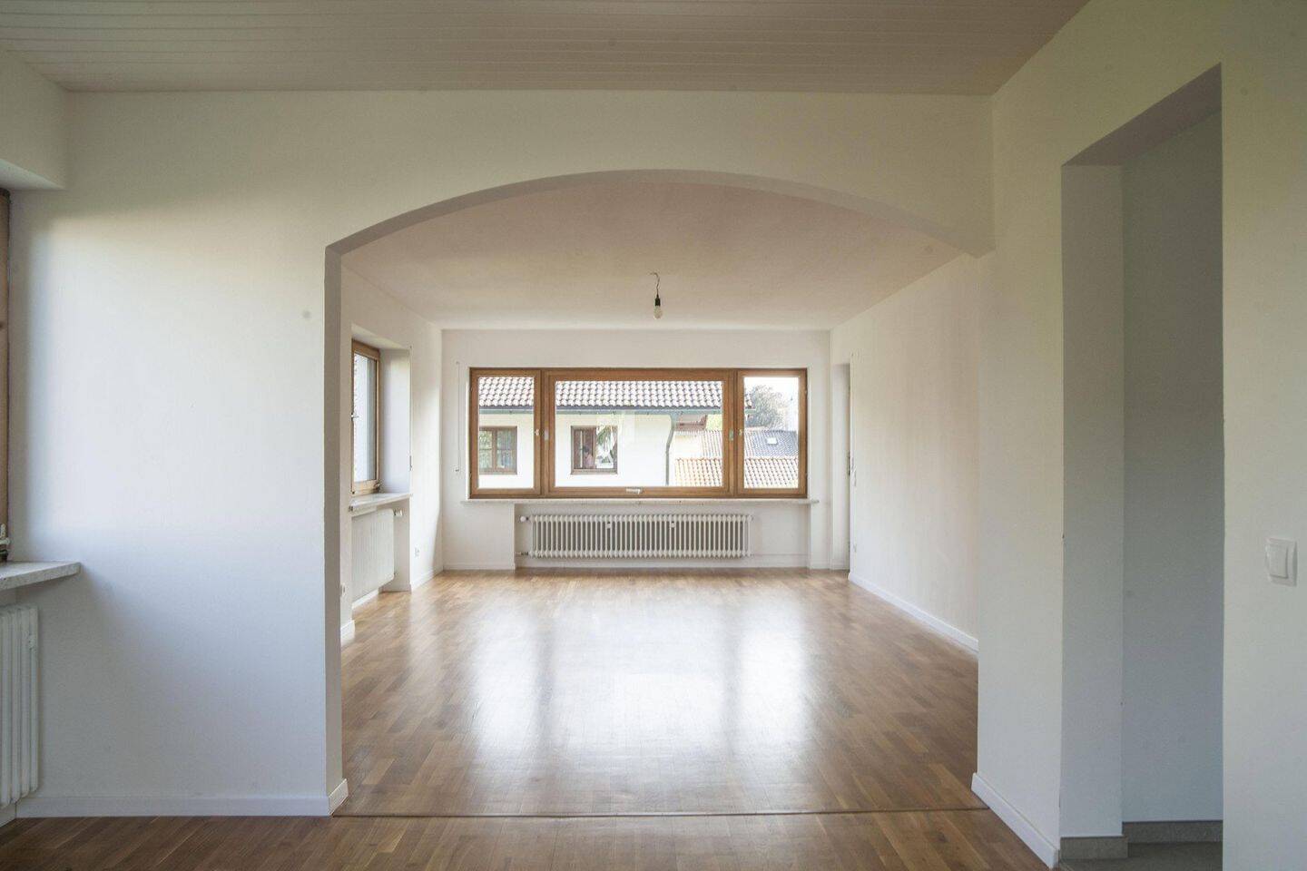 Erstbezug nach Sanierung: Helle 97 m² Wohnung mit Südbalkon, Garten, Kellerraum und Garage