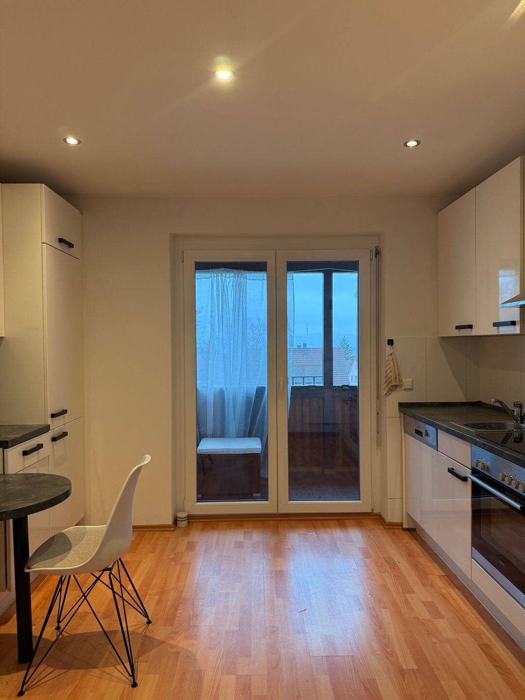 Möbilierte Wohnung mit großem Balkon und Stellplatz in zentraler Lage – Stuttgart – Vorschaubild 6