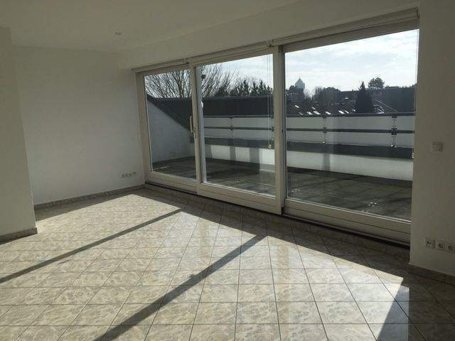 Großzügige und gut geschnittene DG Wohnung in gesuchter Lage direkt am Schmölderpark gelegen. Große Terrasse ! – Mönchengladbach – Vorschaubild 2