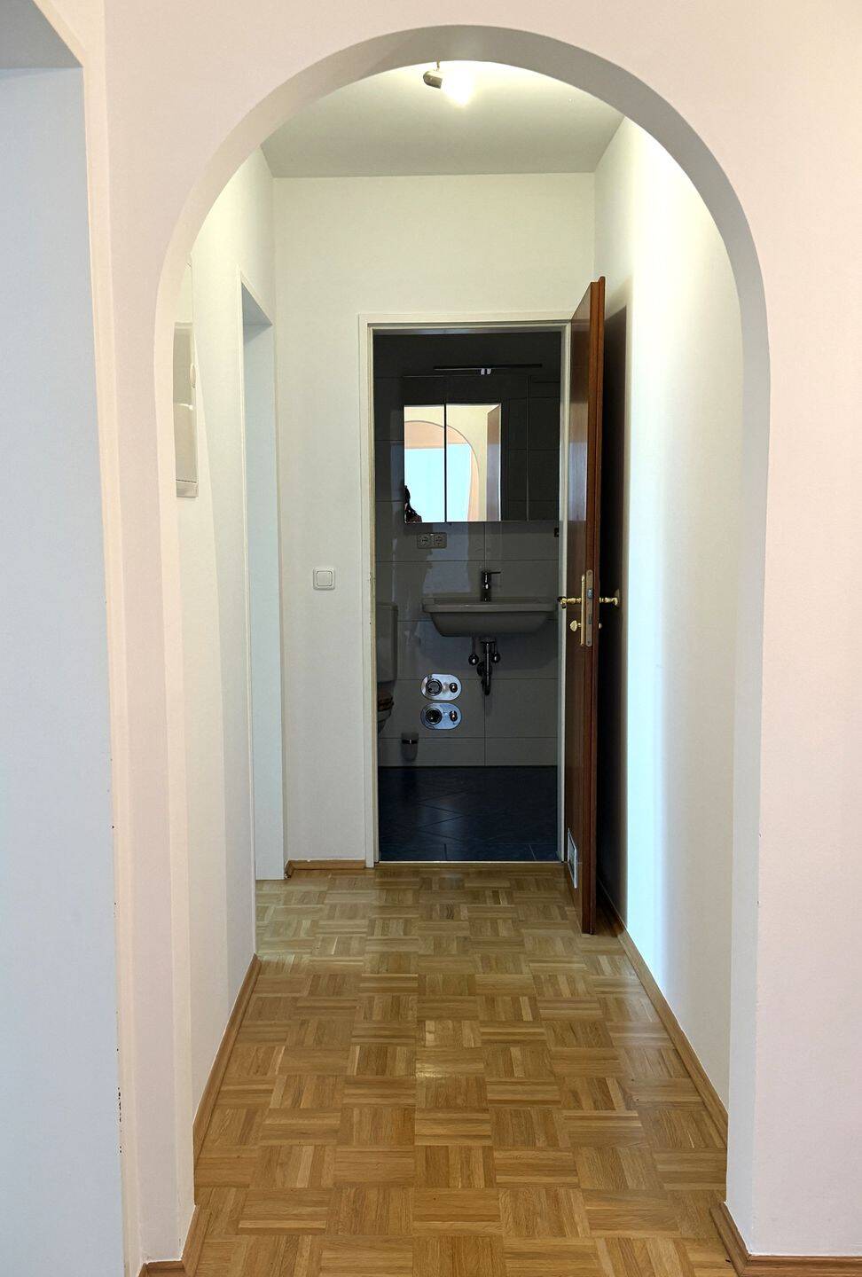 Helle 3-Zimmer-Wohnung im 1. OG mit Balkon ins Grüne – München – Vorschaubild 8