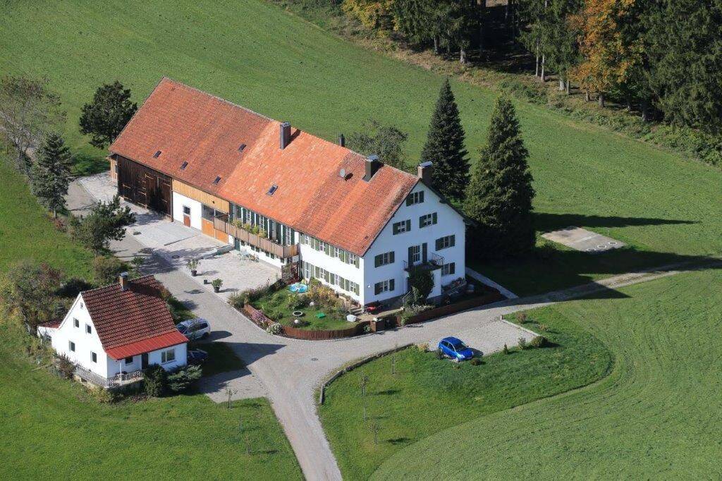 Exklusiv wohnen in tollem  Anwesen auch Platz für 2 Pferde
