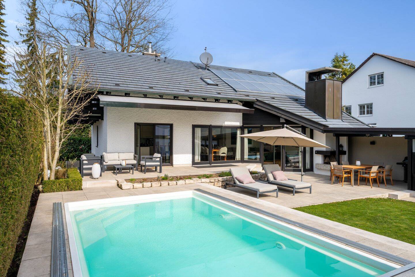 AIGNER - Exklusives Einfamilienhaus mit traumhaftem Südgarten und Pool – Gröbenzell – Bild 1 von 9