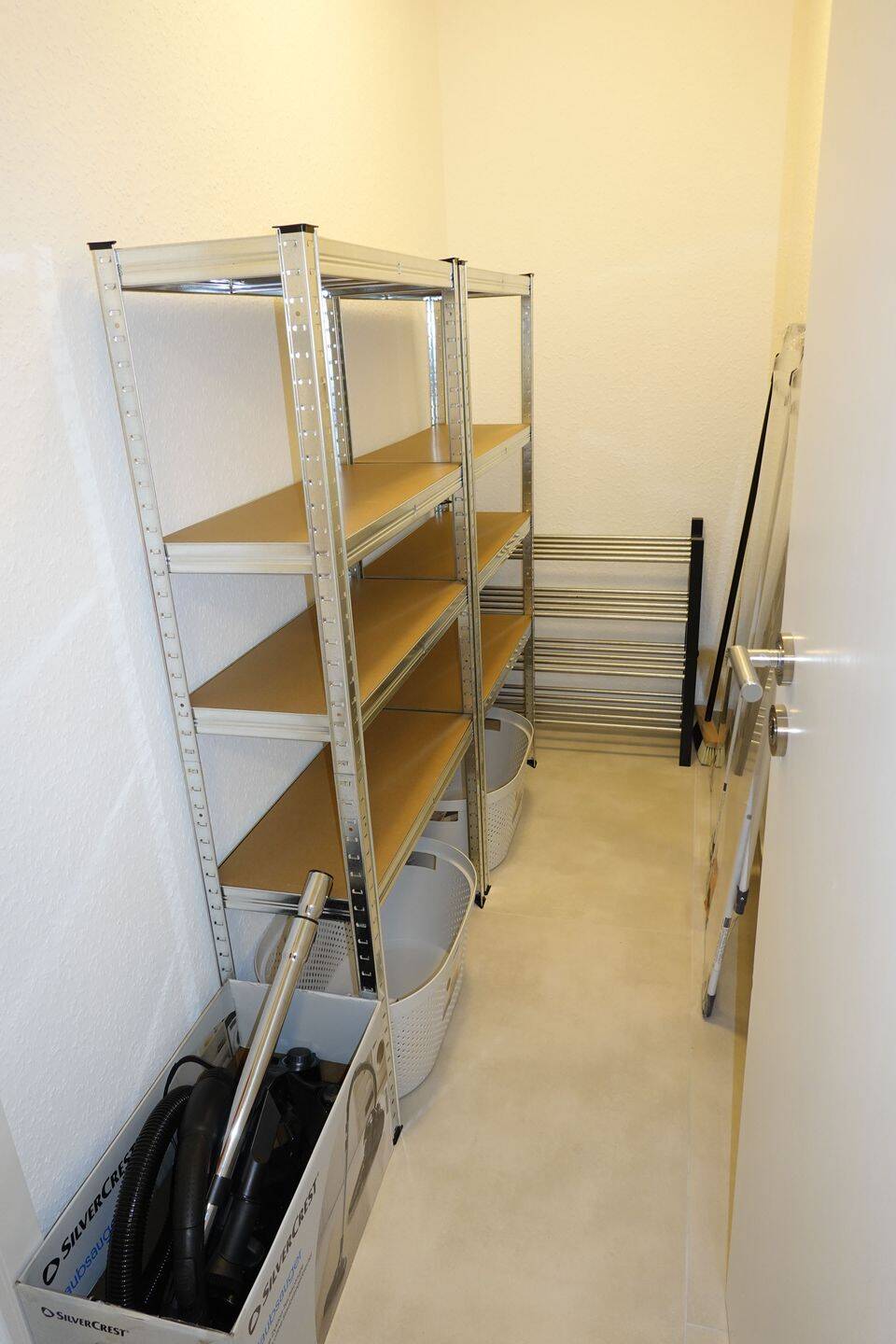 Großes möbliertes WG-Zimmer mit eigener Küche bodentiefen Fenstern und Balkon (2er-WG) – Freiburg im Breisgau – Vorschaubild 5