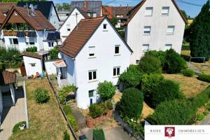 Sanierungsbedürftiges und freistehendes Einfamilienhaus mit Stellplatz in Stuttgart-Mühlhausen
