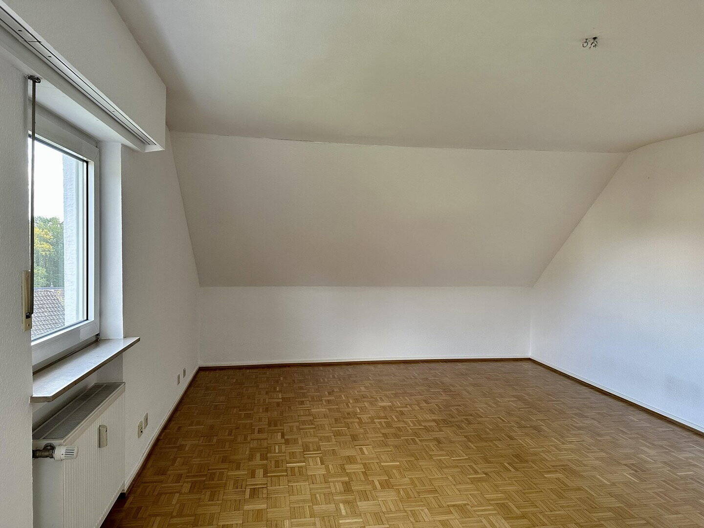 Gedämmte, helle Dachgeschosswohnung, 3 Zimmer + Arbeitszimmer mit Panoramablick auf der Bellevue – Saarbrücken – Vorschaubild 2