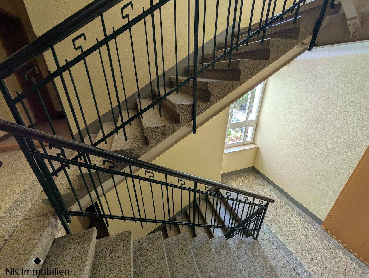 ++ fantastische Wohnung mit Flair: 2 Zimmer, charmante Holzbalken, Einbauküche & Wanne ++ – Chemnitz – Vorschaubild 4