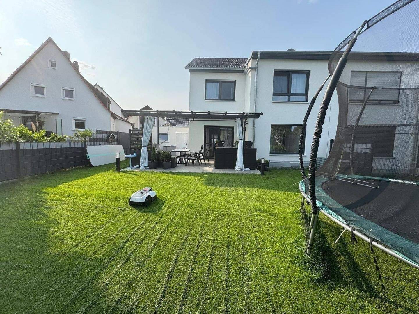 Hochwertige Doppelhaushälfte mit Südwestgarten, großer Garage und energieeffizienter Ausstattung