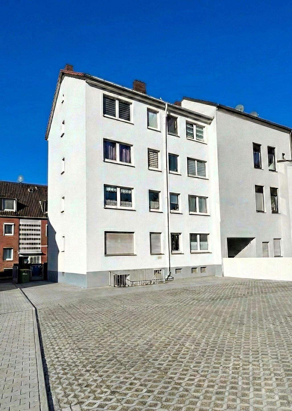Solide Kapitalanlage mit Weitblick. Gepflegtes Mehrfamilienhaus in ruhiger Oberhausener Lage mit Garagen. – Oberhausen – Vorschaubild 3