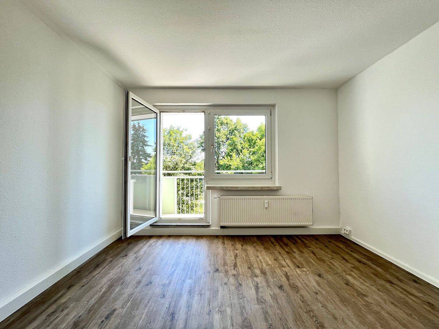 Entspannt wohnen am Stadtpark: Saniertes Zuhause mit Balkon und Tresen – Chemnitz – Bild 1 von 9
