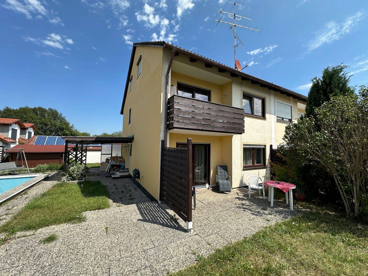Doppelhaushälfte für die Familie mit zwei Garagen
