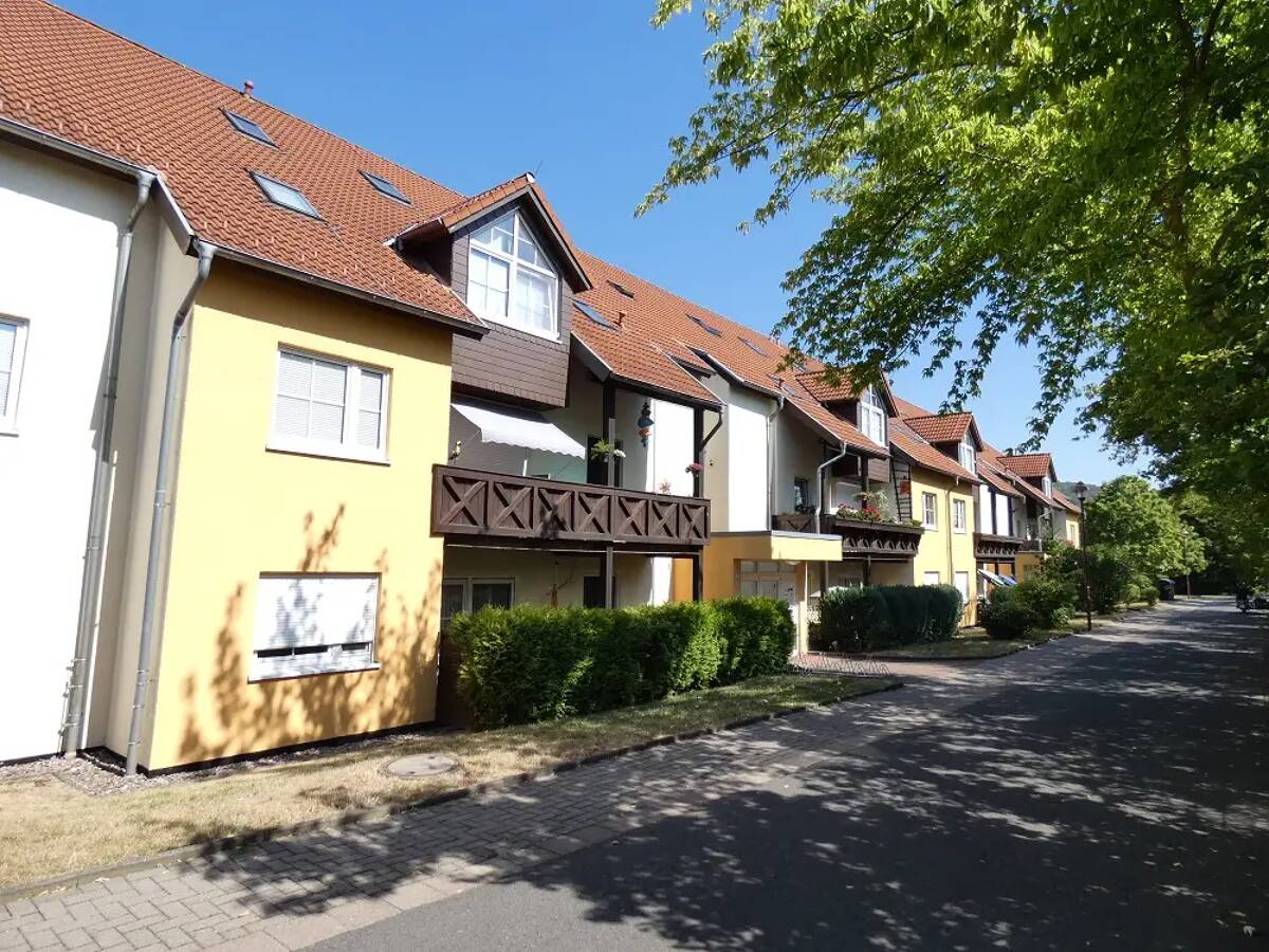 Große 2-Raum-Wohnung im Dachgeschoss mit Balkon und Tiefgaragenstellplatz Nähe Eisenach – 99848 Wutha-Farnroda – Bild 1 von 9