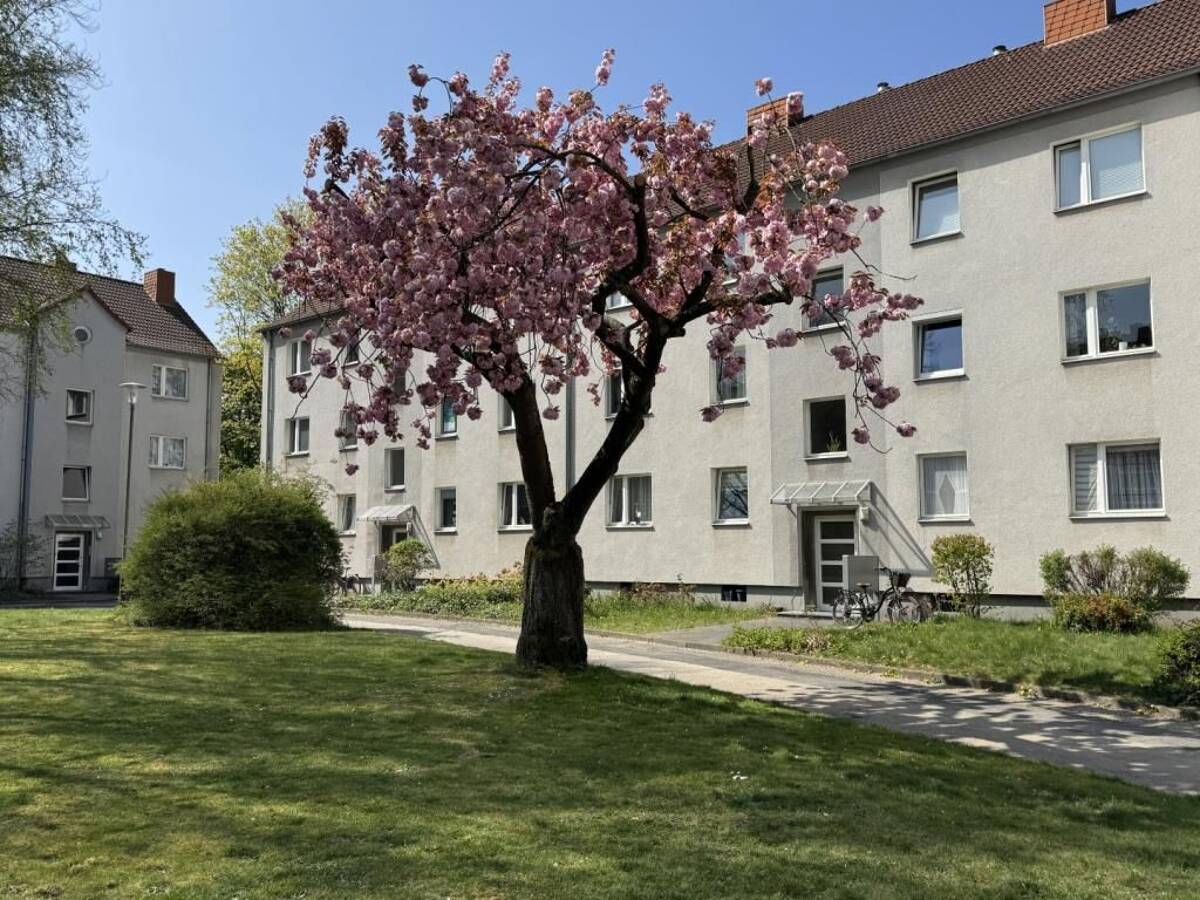 ACHTUNG SOMMERAKTION ! 2-Zimmer-Wohnung mit Balkon und großem Garten in D-Holthausen! – 40589 Düsseldorf – Bild 1 von 9