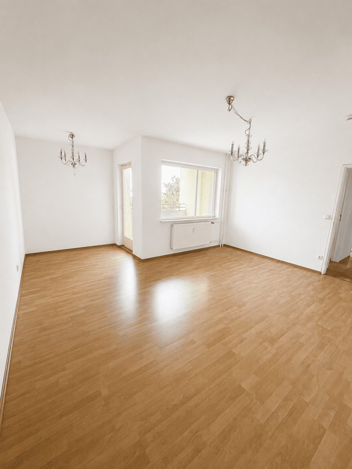 Bezugsfreie lichtdurchflutete 2 Zimmerwohnung mit Balkon und Fahrstuhl und KFZ Stellplatz – 13591 Berlin – Bild 1 von 9