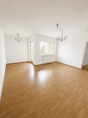 Bezugsfreie lichtdurchflutete 2 Zimmerwohnung mit Balkon und Fahrstuhl und KFZ Stellplatz