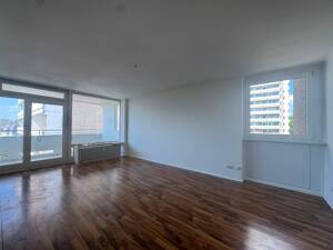 Großzügige 2-Zimmer-ETW mit Skylineblick, BLK, TG-Platz in Frankfurt-Bornheim – 60385 Frankfurt am Main – Vorschaubild 2