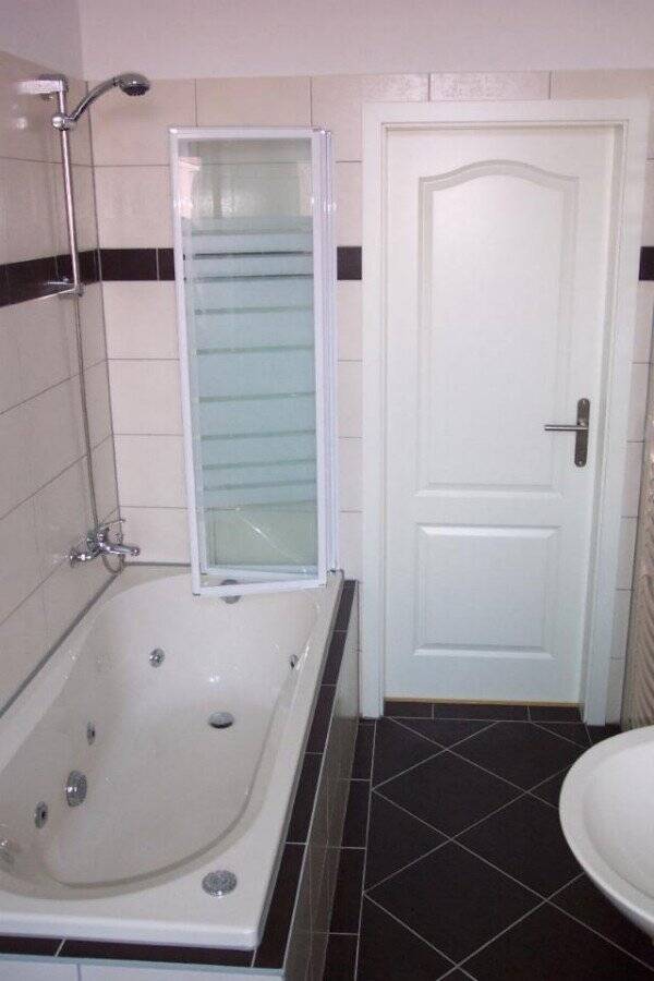 Geräumige schöne 2-Raum Wohnung, zentrumsnah, Stellplatz auf Wunsch – Naumburg (Saale) – Vorschaubild 2